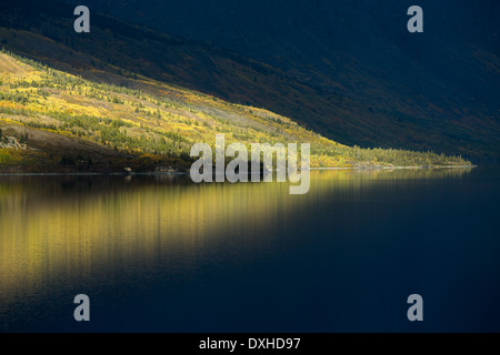 Un fin rayon de soleil sur lac Tutshi, British Columbia, Canada Banque D'Images