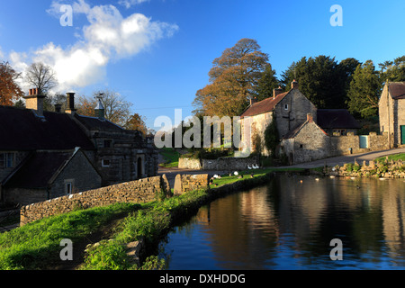 L'automne, village green et étang, village Tissington, parc national de Peak District, Derbyshire, Angleterre, RU Banque D'Images