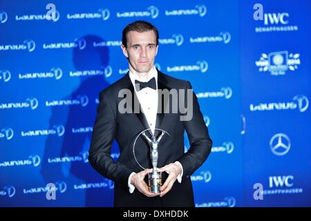 Kuala Lumpur. Mar 26, 2014. BMX rider britannique Jamie Bestwick pose avec son trophée pour l'action du sportif de l'année au cours de la Laureus World Sports Awards le 26 mars 2014, à Kuala Lumpur, en Malaisie. Credit : Chong Voonchung/Xinhua/Alamy Live News Banque D'Images