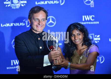 Kuala Lumpur. Mar 26, 2014. Des représentants de la magic bus projet posent avec le trophée pour le sport pour de bon pendant les Laureus World Sports Awards cérémonie le 26 mars 2014, à Kuala Lumpur, en Malaisie. Credit : Chong Voonchung/Xinhua/Alamy Live News Banque D'Images