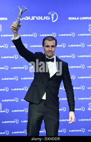 Kuala Lumpur. Mar 26, 2014. BMX rider britannique Jamie Bestwick pose avec son trophée pour l'action du sportif de l'année pendant les Laureus World Sports Awards cérémonie le 26 mars 2014, à Kuala Lumpur, en Malaisie. Credit : Chong Voonchung/Xinhua/Alamy Live News Banque D'Images