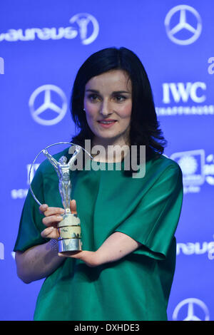 Kuala Lumpur. Mar 26, 2014. La skieuse alpine de la France Marie Bochet pose fièrement avec son trophée pour le sportif de l'année avec un handicap pendant les Laureus World Sports Awards cérémonie le 26 mars 2014, à Kuala Lumpur, en Malaisie. Credit : Chong Voonchung/Xinhua/Alamy Live News Banque D'Images