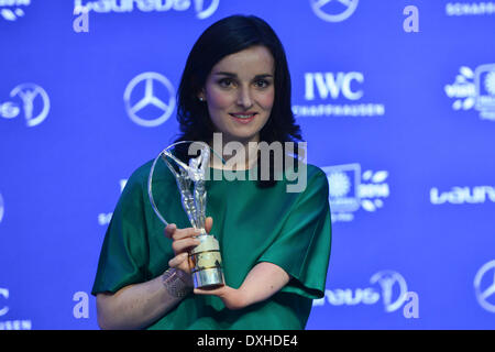 Kuala Lumpur. Mar 26, 2014. La skieuse alpine de la France Marie Bochet pose fièrement avec son trophée pour le sportif de l'année avec un handicap pendant les Laureus World Sports Awards cérémonie le 26 mars 2014, à Kuala Lumpur, en Malaisie. Credit : Chong Voonchung/Xinhua/Alamy Live News Banque D'Images