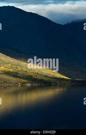 Un fin rayon de soleil sur lac Tutshi, British Columbia, Canada Banque D'Images