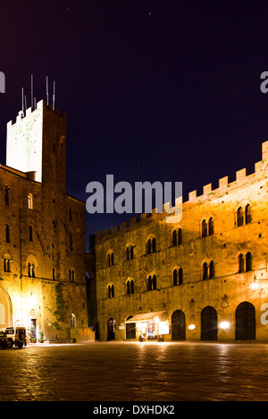 Volterra toscane, Piazza dei Priori par nuit Banque D'Images