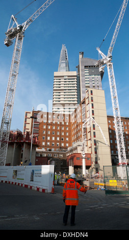 Les grues de construction au nouveau Guy's Hospital Cancer Care Center à South London, England UK KATHY DEWITT Banque D'Images