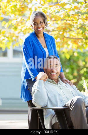 Portrait of smiling senior couple outdoors Banque D'Images