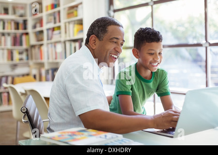 Grand-père et petit-fils using laptop Banque D'Images