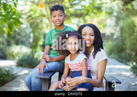 Portrait of smiling mother and children outdoors Banque D'Images