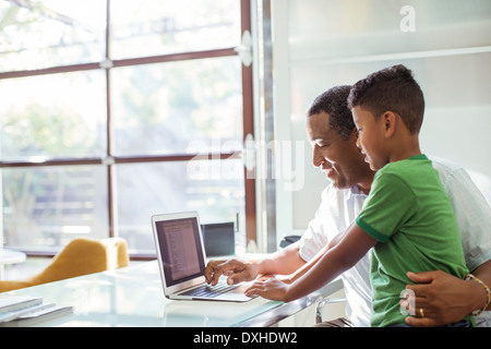 Grand-père et petit-fils using laptop Banque D'Images