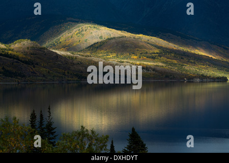 Un fin rayon de soleil sur lac Tutshi, British Columbia, Canada Banque D'Images