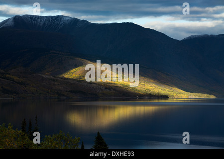 Un fin rayon de soleil sur lac Tutshi, British Columbia, Canada Banque D'Images