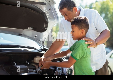 Grand-père et petit-fils de réparer le moteur de voiture Banque D'Images