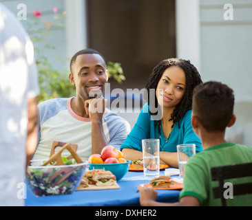 Family eating lunch at table patio Banque D'Images