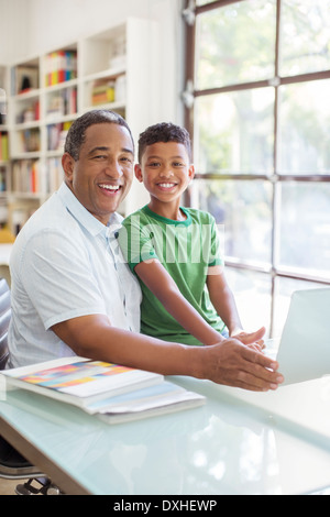 Portrait of smiling grandfather and grandson using laptop Banque D'Images