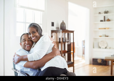 Happy senior couple sitting in living room Banque D'Images