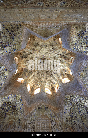 Mauresque ou morcabe Arabesque de stalactites au plafond de la salle des Deux Sœurs, Palacios Nazaries Alhambra. Granada