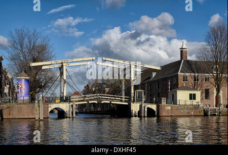 Pont sur canal à Amsterdam, Pays-Bas, Europe Banque D'Images