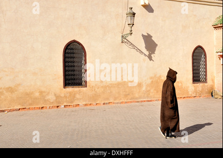 Le berbère, marocain, l'homme en tenue traditionnelle balade par mur, Marrakech, Maroc Banque D'Images