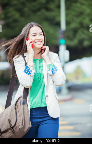 Happy businesswoman talking on cell phone in concordance Banque D'Images