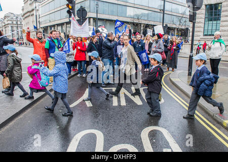 London, UK . Mar 26, 2014. La marche est arrêtée par un crocodile de l'école des enfants sur une sortie près de Trafalgar Square. L'écrou mène une action de grève nationale en Angleterre et au Pays de Galles. Des rassemblements et des marches sont organisées dans tout le pays, y compris celui de la maison de Downing Street, Whitehall. Le syndicat dit que la mesure n'est prise contre : une charge de travail excessive et bureaucratique ; la rémunération au rendement et à la défense d'une échelle de rémunération nationale ; système injuste des pensions. Crédit : Guy Bell/Alamy Live News Banque D'Images