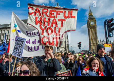 London, UK . Mar 26, 2014. L'écrou mène une action de grève nationale en Angleterre et au Pays de Galles. Des rassemblements et des marches sont organisées dans tout le pays, y compris celui de la maison de Downing Street, Whitehall. Le syndicat dit que la mesure n'est prise contre : une charge de travail excessive et bureaucratique ; la rémunération au rendement et à la défense d'une échelle de rémunération nationale ; système injuste des pensions. Christine Blower, Secrétaire Générale du Syndicat national des enseignants, le plus grand syndicat d'enseignants a déclaré : "Les enseignants déplorent les perturbations causées par cette grève pour les parents et les enseignants. © Banque D'Images