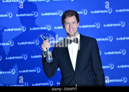 Kuala Lumpur. Mar 26, 2014. Le pilote de Formule 1 Sebastian Vettel pose avec son trophée de Sportif de l'année pendant les Laureus World Sports Awards cérémonie le 26 mars 2014, à Kuala Lumpur, en Malaisie. Credit : Chong Voonchung/Xinhua/Alamy Live News Banque D'Images