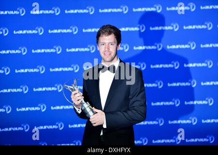 Kuala Lumpur. Mar 26, 2014. Le pilote de Formule 1 Sebastian Vettel pose avec son trophée de Sportif de l'année pendant les Laureus World Sports Awards cérémonie le 26 mars 2014, à Kuala Lumpur, en Malaisie. Credit : Chong Voonchung/Xinhua/Alamy Live News Banque D'Images