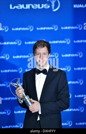 Kuala Lumpur. Mar 26, 2014. Le pilote de Formule 1 Sebastian Vettel pose avec son trophée de Sportif de l'année pendant les Laureus World Sports Awards cérémonie le 26 mars 2014, à Kuala Lumpur, en Malaisie. Credit : Chong Voonchung/Xinhua/Alamy Live News Banque D'Images