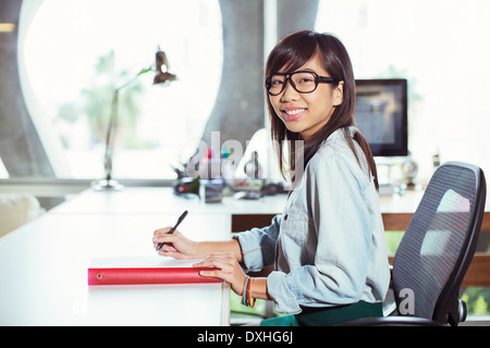 Portrait of smiling businesswoman working at desk Banque D'Images