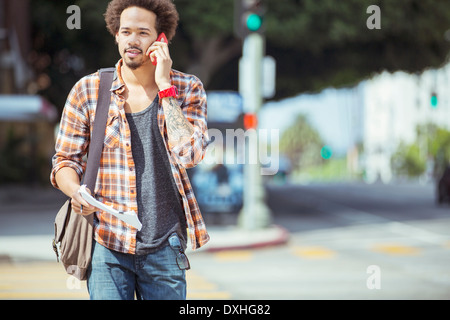 Man talking on cell phone in concordance urbain Banque D'Images