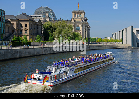 Bateau à passagers sur la rivière Spree, quartier du gouvernement, du Reichstag, Berlin, Allemagne Banque D'Images