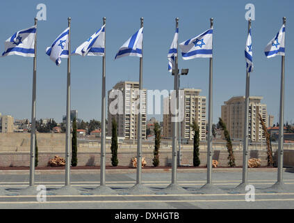 Jérusalem, Israël. Mar 20, 2014. La vague des drapeaux israéliens à l'extérieur de la Knesset, à Jérusalem, Israël, le 20 mars 2014. Photo : Marc Nrit/dpa/Alamy Live News Banque D'Images