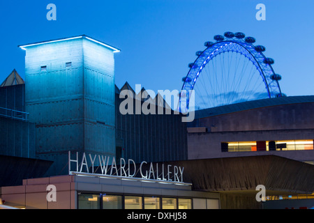 La Hayward Gallery signer Rive sud avec London Eye au-dessus la nuit tombée crépuscule soir London England UK Banque D'Images