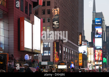 Scène de rue à Nord dans Times Square le long de Broadway Banque D'Images