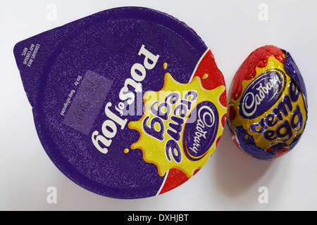 Cadbury creme egg Pots de joie et Cadbury creme egg isolé sur fond blanc Banque D'Images