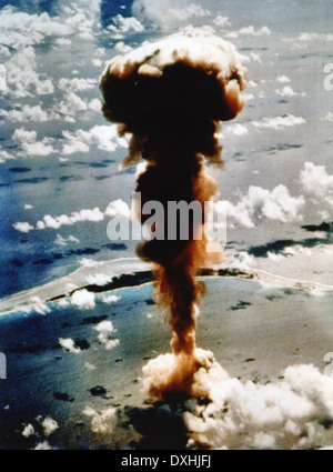 Test de bombe atomique explose en mesure à 580ft (180m) au-dessus de l'atoll de Bikini au cours de l'opération Crossroads sur 1 Juillet 1946 Banque D'Images