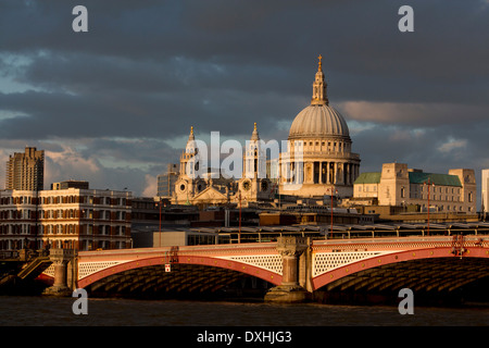 La Cathédrale St Paul à partir de la rive sud à la Tamise à travers Blackfriars Bridge avec ciel sombre dramatique London England UK Banque D'Images