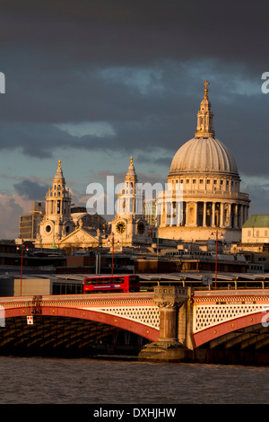 La Cathédrale St Paul à partir de la rive sud à la Tamise à travers Blackfriars Bridge avec ciel sombre dramatique London England UK Banque D'Images