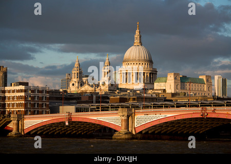 La Cathédrale St Paul à partir de la rive sud à la Tamise à travers Blackfriars Bridge avec ciel sombre dramatique London England UK Banque D'Images