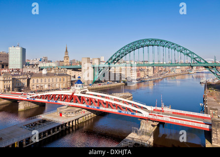 Newcastle sur Tyne City skyline avec Tyne Bridge et swing bridge over River Tyne Tyne et Wear Tyneside, Angleterre Royaume-uni GB Europe Banque D'Images
