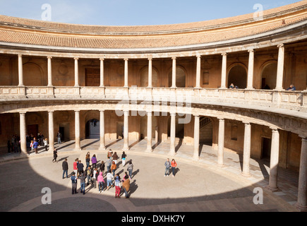 Les gens à l'intérieur du Palacio de Carlos V (Palais de Charles V ) ; Palais de l'Alhambra de Grenade, Andalousie Espagne Europe Banque D'Images