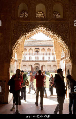 Les touristes dans une arche, les Palais Nasrides, Palais de l'Alhambra, Grenade, Andalousie, Espagne Europe Banque D'Images