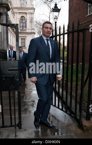 London, UK . Mar 26, 2014. Député du Parti UDAR ukrainien Vitali Klitschko arrive à Downing Street pour une réunion avec le Secrétaire aux affaires étrangères, William Hague, et le premier ministre David Cameron, le mercredi 26 mars 2014. Credit : Heloise/Alamy Live News Banque D'Images