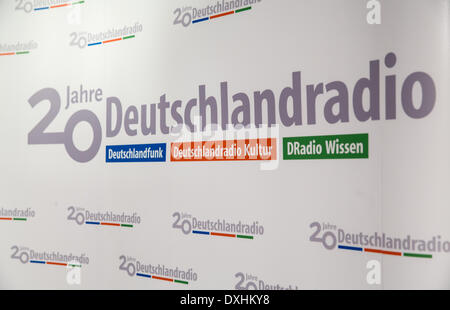 Berlin, Allemagne. Mar 26, 2014. '20 ans de Deutschlandradio' est écrit sur une partition à l'écran le Musée de la communication à Berlin, Allemagne, 26 mars 2014. Photo : FLORIAN SCHUH/dpa/Alamy Live News Banque D'Images