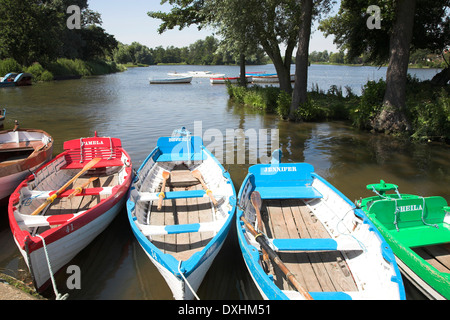 Barques sur le lac de plaisance Meare à Aldeburgh, Suffolk, Angleterre, RU Banque D'Images