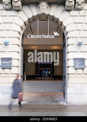 Un client entre dans la siège de la banque suisse Credit Suisse sur la Paradeplatz à Zurich, Suisse. Banque D'Images