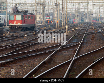 Un train de la compagnie ferroviaire nationale suisse SBB est proche de la gare centrale de Zurich. Banque D'Images