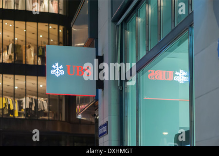 Entrée d'une succursale d'UBS, la plus grande banque suisse sur la Bahnhofstrasse à Zurich, en Suisse, de nuit. Banque D'Images