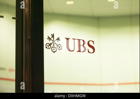 L'emblème de l'UBS, la plus grande banque suisse sur la porte en verre d'un distributeur de billets de la banque UBS sur la Bahnhofstrasse à Zurich, en Suisse, de nuit. Banque D'Images